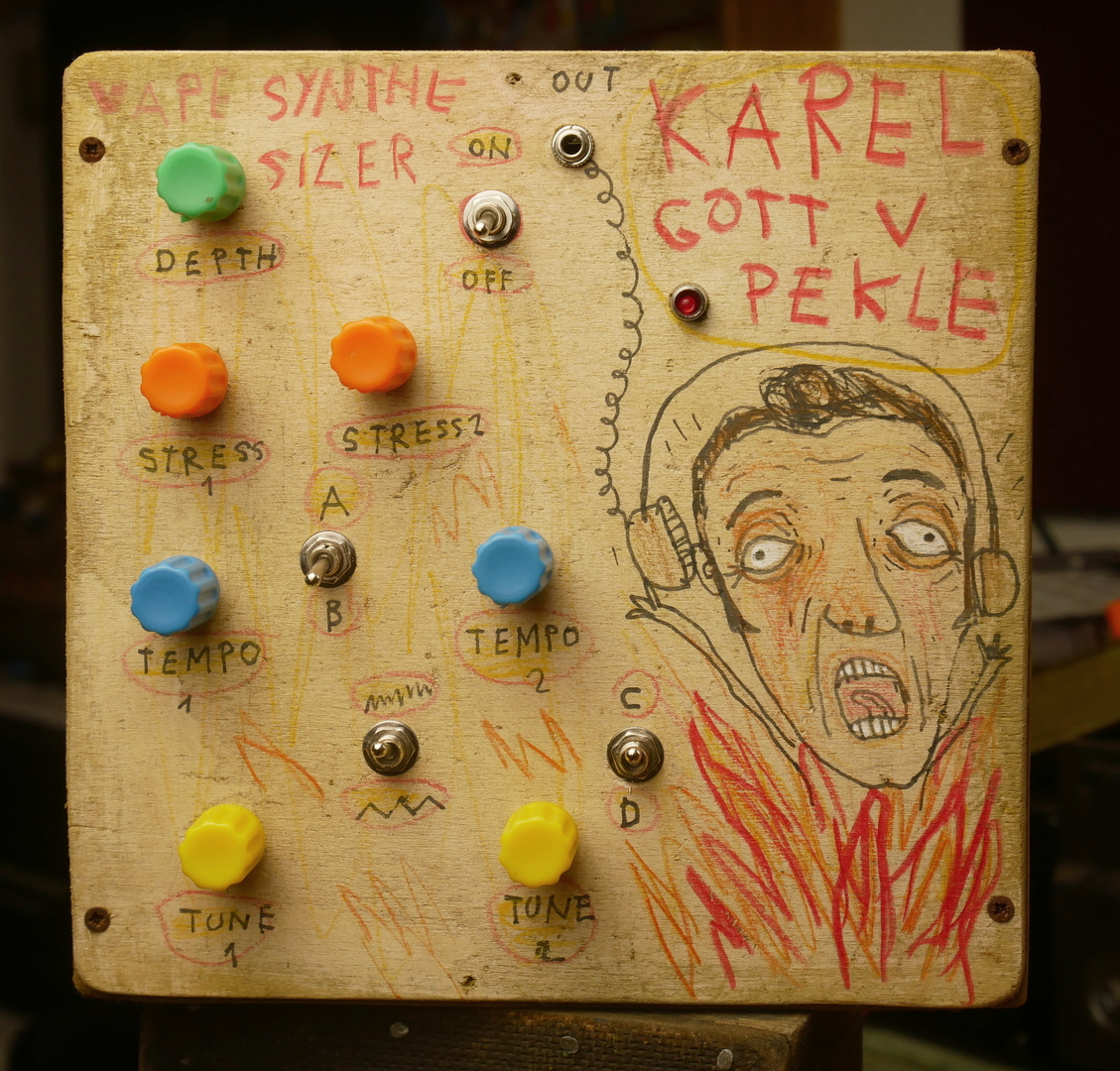 Karel v pekle Syntetizer